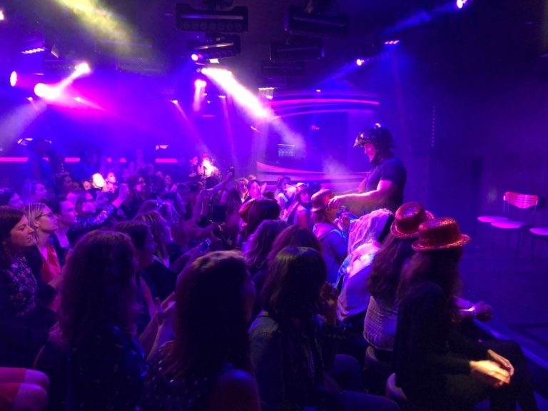 Clubs de striptease masculin pour les EVJF parisiens et région.Glamour Boys